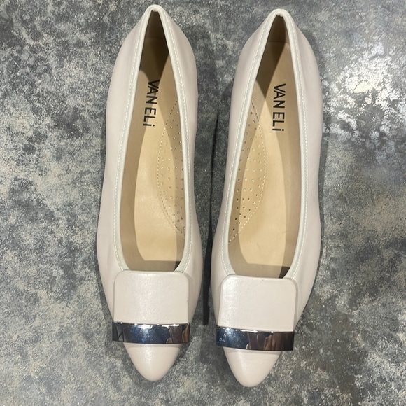 Vaneli- NWOT SZ 7 Nude Flats - Picture 2 of 7